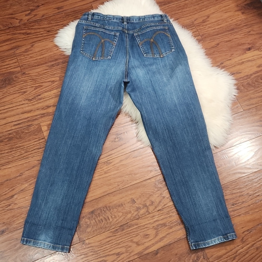 Liz Claiborne Medium Wash Classic Cut Jean's - Picture 4 of 6